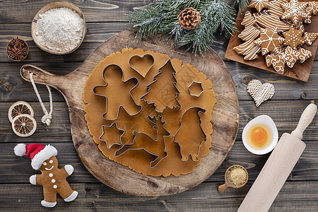 在家里烤圣诞饼干季节性食谱面粉食物装饰木头雪花烹饪假期面包图片