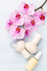 海盐 瓶子中的芳香疗法油和古老木本底的兰花植物白色皮肤产品草本护理花朵化妆品身体治疗图片