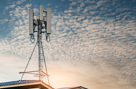 有蓝天和白云背景的电信塔 在蓝天的天线 无线电和卫星杆 通信技术 电信行业 移动或电信 4g 网络广播供应商发射机天空细胞车站瓦图片