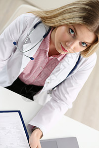 美丽笑容的女医生拿着剪贴板学生保健历史实习生职业疾病检查考试治愈卫生图片