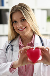 美丽笑美的金金色金发女医生抱抱专家外科疾病援助考试检查治愈女士心脏复苏图片