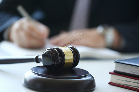 法官的锤子就躺在桌子上法庭立法思考管辖权起诉权利商业权威犯罪刑事图片