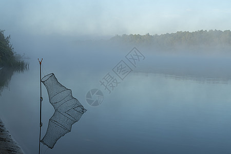 钓鱼时河边的晨雾图片