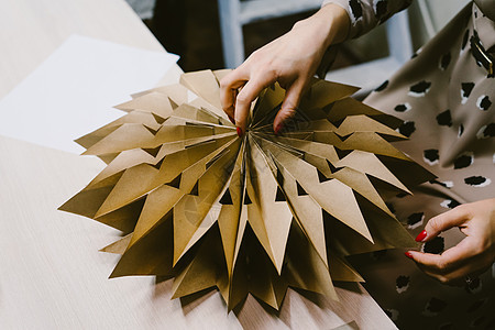 创造手造圣诞装饰品 折纸舞台作坊男人新年工艺硕士创造力学校风格星星牛皮纸图片