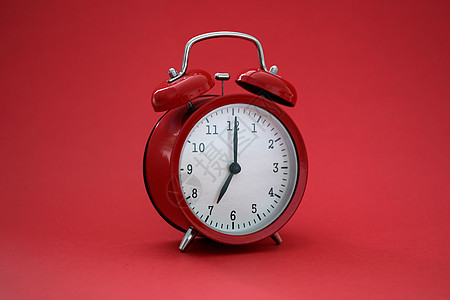 红色背景上的红色时尚闹钟closeu商业模拟数字跑表测量手表倒数指针计时器拨号图片