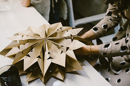 创造手造圣诞装饰品 折纸舞台工艺作坊折叠桌子风格剪刀新年女士女性雪花图片