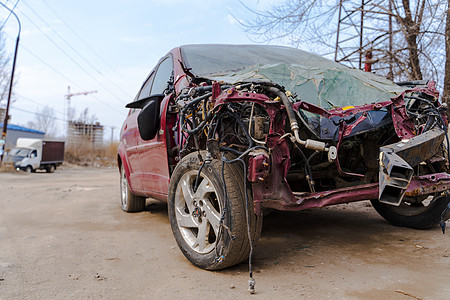 在街上发生事故后 汽车被撞成碎片 开车时很粗心大意的观念是玻璃车辆垃圾灾难车身运输驾驶悲剧街道金属图片