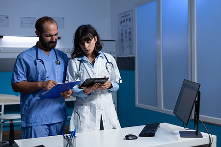 医疗专家小组 观看现代平板电脑屏幕;图片