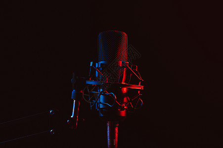 黑色背景的粉色烟雾中专业麦克风卡拉ok人声乐器嗓音会议收音机体积工作室立体声网格图片
