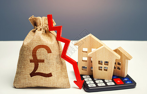 英镑钱袋与向下箭头和计算器上的房子 房地产市场下跌 价格和需求低迷 节约资源 降低维护成本 能源效率图片
