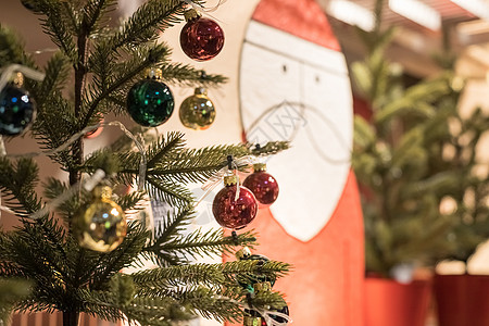 圣诞树和装饰有雪 模糊 闪闪发光 发光 新年快乐 红色和金色的球和带手电筒的照明花环 树枝上的新年小玩意 寒假图片
