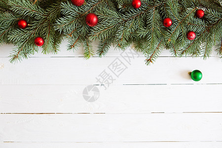 圣诞节和新年背景 Fir树枝 白色木质露地上有红色圣誕球图片