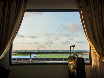 机场附近的旅馆窗户 放在行李箱或行李的底片上(见A/CN 9/WG III/WP 10)图片
