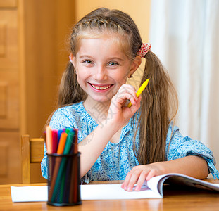 带彩色铅笔的小女孩学习乐趣女孩桌子女性家庭作业艺术班级课堂孩子背景图片