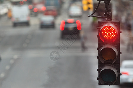 城市的交通灯 路面上有红色信号灯和红灯图片