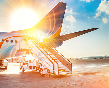 飞机和机场旅行输送带服务安全跑道行李加载车辆土地旅游图片