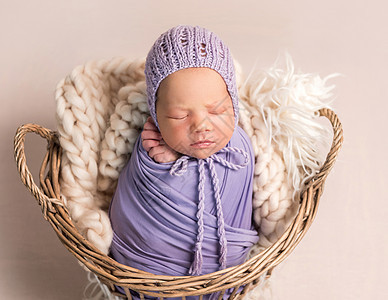 正在睡觉的新生婴儿女婴娃娃童话孩子引擎盖柔软度休息盒子睡眠快乐身体甜的高清图片素材