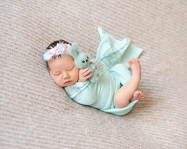 正在睡觉的新生婴儿女婴女孩童话睡眠女性身体娃娃柔软度孩子休息引擎盖紫色高清图片素材