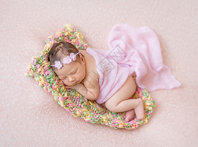正在睡觉的新生婴儿女婴玩具睡眠说谎冒充休息压痛柔软度身体孩子紫色家高清图片素材