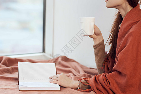 女人在窗户旁边的窗边 一个长着格子的女人 在读一本书后休息咖啡女孩思维闲暇女性女士杯子假期图片