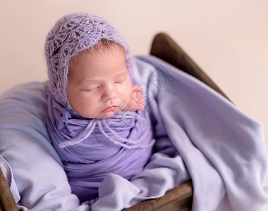 正在睡觉的新生婴儿女婴女性说谎压痛睡眠身体玩具冒充童话紫色女孩甜的高清图片素材