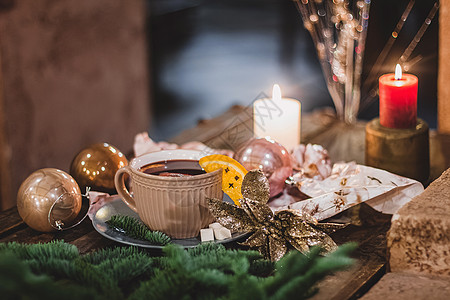 红热饮料格林特温 香料 肉桂 火花 水果 棕色糖放在旧木制桌上 新年和圣诞假期概念八角杯子橙子蜡烛酒精玻璃花环庆典图片