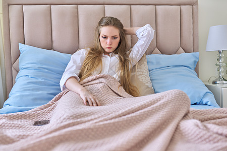 坐在家中睡觉的 处境极为焦虑和焦虑的年轻女士心理房子成人离婚沉思女性情绪创伤卧室思维图片