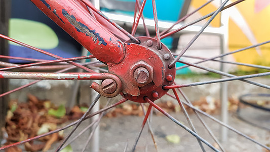 旧式红色自行车 古老的经典弃机车概念很吸引人轮子金属篮子历史座位城市旅行古董街道乡村图片
