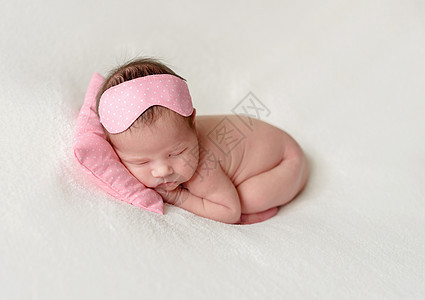 正在睡觉的新生婴儿女婴孩子休息女性说谎童话身体盒子紫色玩具姿势睡眠高清图片素材