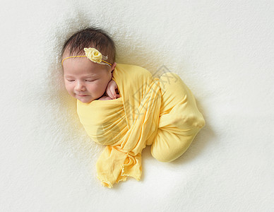 正在睡觉的新生婴儿女婴睡眠娃娃身体女孩休息盒子女性微笑紫色压痛柔软的高清图片素材