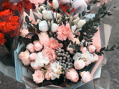 乡村风格的美丽婚礼新娘花束 配有玫瑰和观赏植物生日女性订婚浪漫礼物奢华配件桌子花园植物群图片