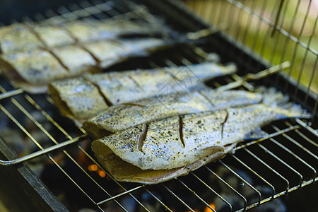 在木炭烧烤炉上准备新鲜鳟鱼白鱼鱼片野餐烹饪炙烤午餐网格派对烧烤钓鱼图片