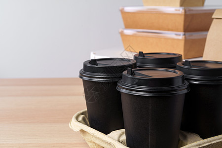 许多各种外卖食品集装箱 比萨盒 咖啡杯和纸袋 以浅灰色背景白色品牌广告食物生物命令桌子产品杯子咖啡图片