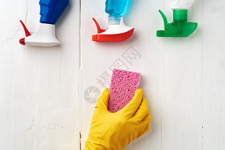 手持手套 在白木本底以上携带清洁用品厨房家政洗涤剂工作服务塑胶衣服海绵补给品清洁工图片