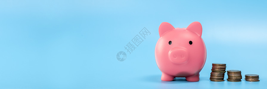 粉红猪银行 拥有一叠硬币 增长和储蓄概念 商业和金融以及复制空间 网络横幅图片