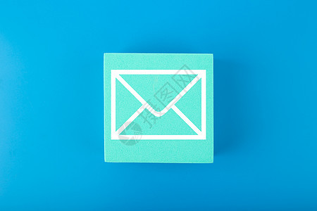 电子邮件概念 在蓝色背景下从玩具广场上提取的信封安全顾客邮箱营销笔记本商业收件箱工作网络通讯图片