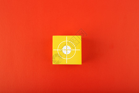 红背景中黄色立方体上的目标或目标符号 评分一个目标的概念精神成功挑战动机商业会议愿望战略行动活动家图片