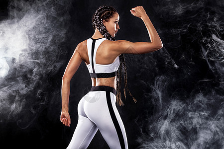 一位穿着白色运动服 健身和运动动机的黑色背景的强壮运动女性 具有复制空间的运动概念赛跑者跑步起跑线女士天空运动员训练竞赛短跑太阳图片