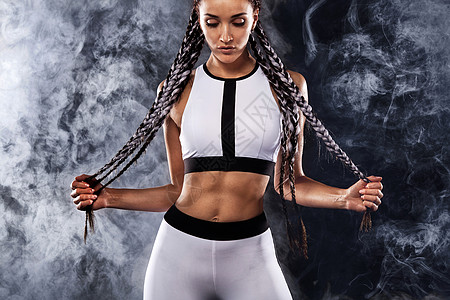 一位穿着白色运动服 健身和运动动机的黑色背景的强壮运动女性 具有复制空间的运动概念有氧运动训练广告速度冠军起跑线运动员竞赛女士横图片