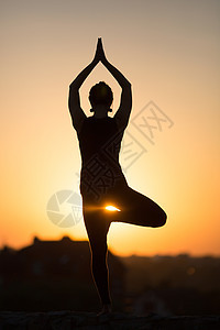 在橙色太阳上做瑜伽的清光女人身体沉思闲暇日落训练冥想专注季节娱乐精神图片