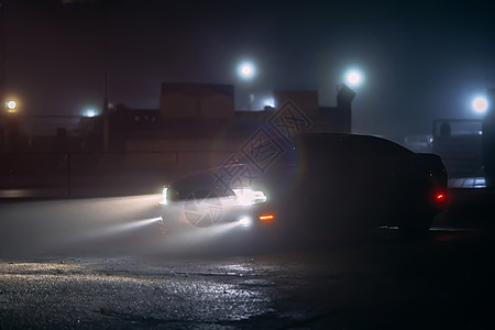 巴厘岛夜景阴暗的运动车 在雾雾之夜灯光低亮 或体育车黑暗背景的轮廓下闪烁着运动车汽车车辆保险杠情况运输城市驾驶场景交通跑车背景