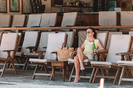 妇女在豪华酒店露台喝热咖啡 在度假餐厅海边观光假期咖啡店享受咖啡女性食物桌子奢华景观旅行图片