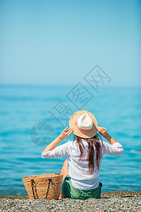 在海滩上穿白衣服的年轻女子闲暇奢华晴天女士旅行跑步数字热带蓝色海岸图片