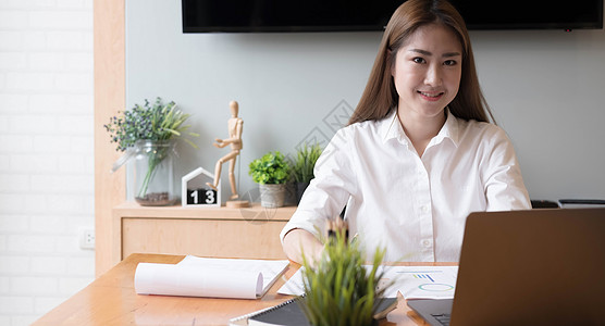 职场人员年轻亚洲女性自由职业者的肖像正在现代办公室的平板电脑上工作 做会计分析报告房地产投资数据 财务和税收系统概念金融文档笔记职场生意背景