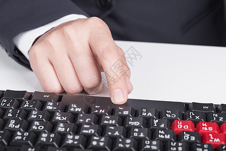 计算机键盘上的手指推动空间栏按钮黑色硬件商业套装办公室桌面女性技术白色笔记本图片