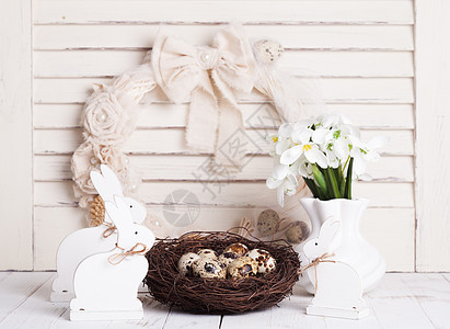 复活节装饰桌子假期蕾丝花环纺织品百叶窗乡村花瓶花圈庆典图片