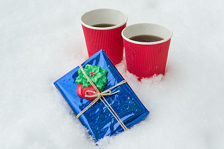 礼物 冬天背景 - 雪 两个杯子咖啡图片