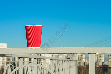 红纸杯 背景现代城市和蓝天空 复制空间图片