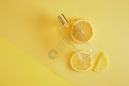 柑橘香味 带有柠檬香味概念的香水 柠檬角和一瓶香水图片