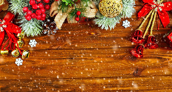 圣诞树枝 礼品 肉桂 香肠 火炉和木制生木本底彩蛋白星的圣诞节成份装饰展示卡片季节松树木头锥体金子庆典礼物图片